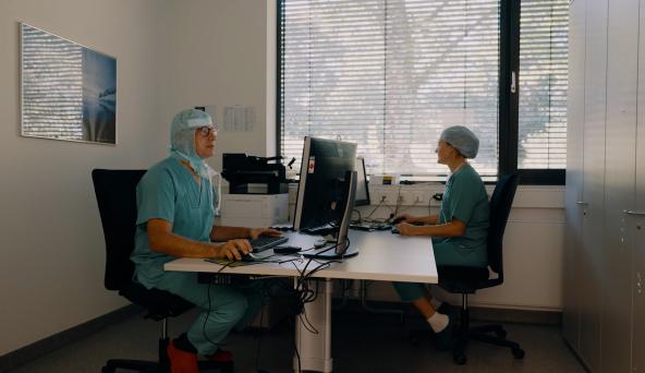 Surgeons on computers